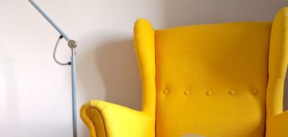 Photo Adjustable brightness floor lamp creates a comfortable atmosphere in the living room