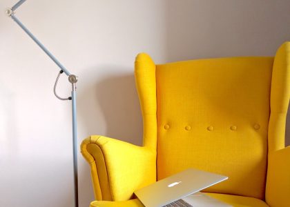 Photo Adjustable brightness floor lamp creates a comfortable atmosphere in the living room