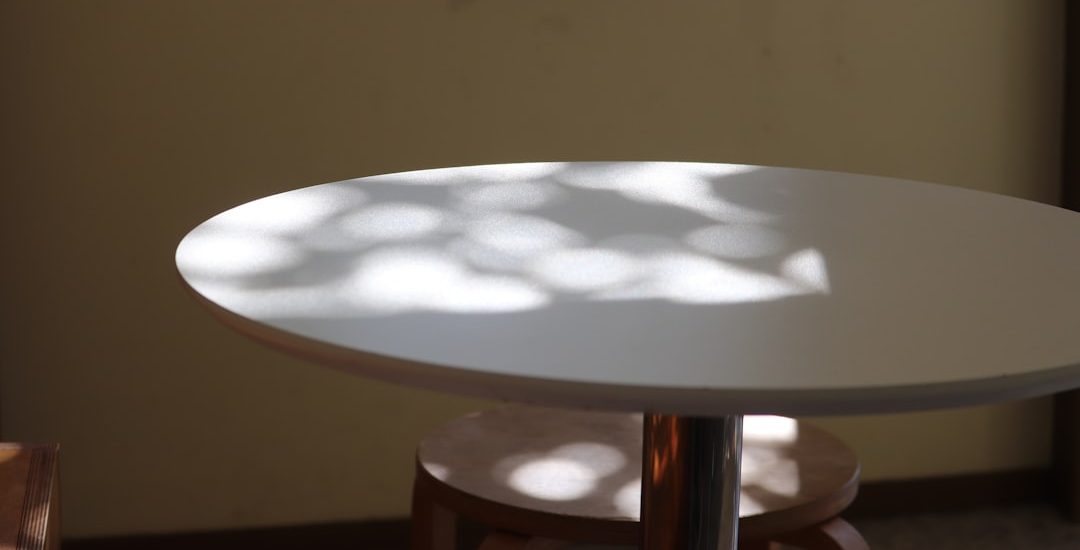 Photo Minimalist Polar Table Lamp