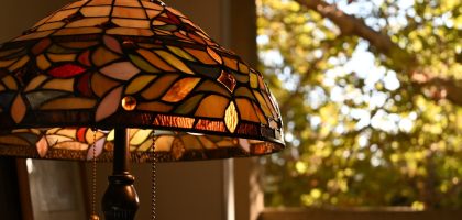 Photo stained glass hummingbird table lamp