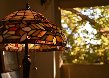 Photo stained glass hummingbird table lamp